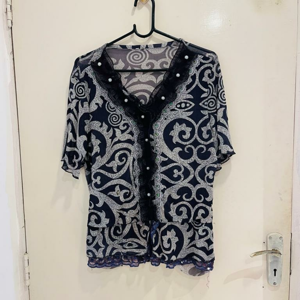 Purple lace top with pearl detailing - Picture 5 of 15